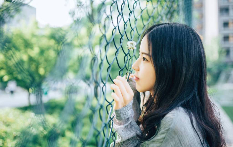 那段岁月，无论从何种角度读你，你都完美无缺，你所缺少的部分，也早已被我用想象的画笔填满。